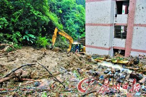 泥石流夹杂石块、树枝冲进宿舍楼，堆积了半层楼高。记者骆昌威摄