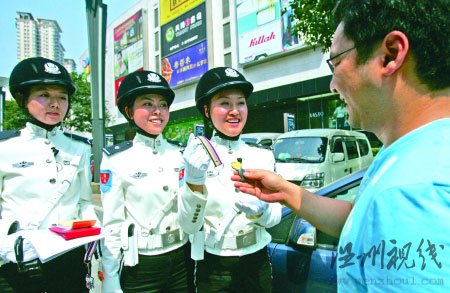 重庆女子交巡警开罚单后送平安钥匙扣(组图)