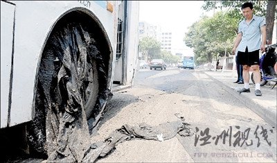 郑州高温路面沥青被晒化公交车粘在路上(图)