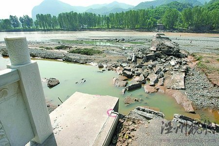 河南栾川大桥因洪水垮塌 已致37人遇难(图)