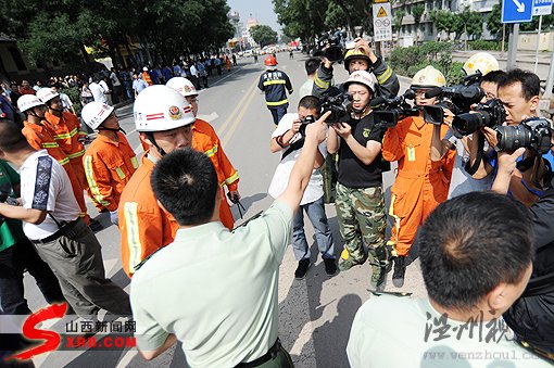 山西省人民医院前地面塌陷致门诊楼侧塌(组图)