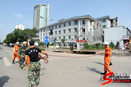 山西省人民医院前地面塌陷致门诊楼侧塌(组图)