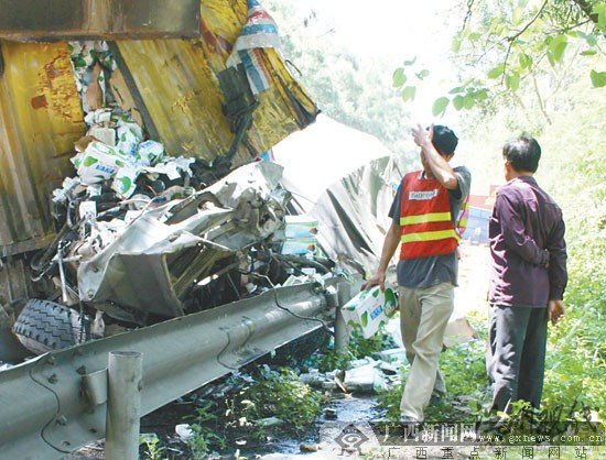 货车刹车失灵与运砖车相撞致1死3伤(组图)