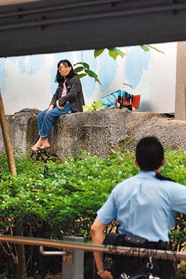 女子持刀闯花园斩草除花与警察对峙半小时