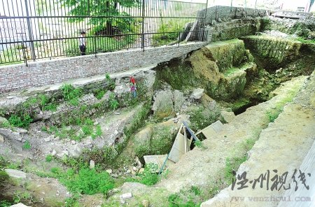 专家在四川彭州地震断裂带上挖坑破解地震谜题