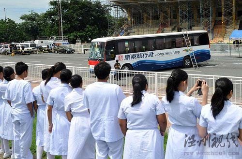 8月24日下午，一群菲律宾女学生在事发现场以曾被劫持的香港旅游大巴为背景合影留念。事发地是马尼拉最重要的广场，包括总统就职仪式和国庆日集会都在这个广场举行，附近还有美国大使馆和马尼拉饭店等知名建筑。