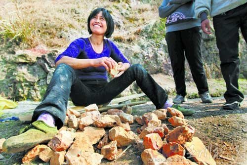 浙江上千人每日上山挖“宝石” 致青山变荒