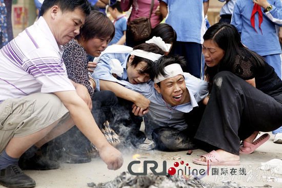 深圳一出租车司机被醉酒者用石头砸死(高清图)