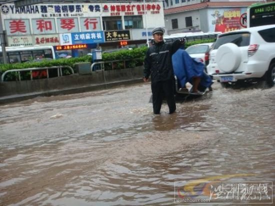 长沙交警站在水里指挥交通。　　陈剑岷 摄 图片来源：星辰在线