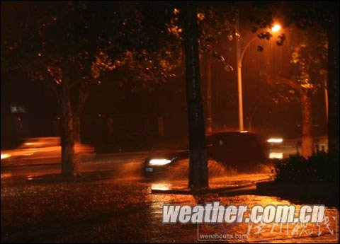 河北局地强降雨致内涝 今日闷热发高温预警