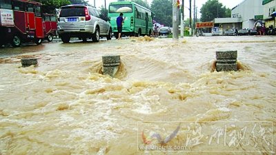 南京暴雨图片