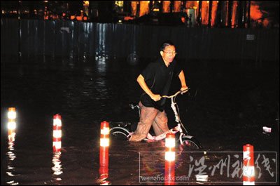 暴雨致北京局地内涝 大兴百余亩蔬菜大棚垮塌