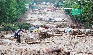 韩国连续暴雨29人遇难 首尔牛眠山山体滑坡(图)