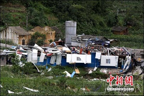 湖北兴山遭暴风袭击 多家店面顶棚被掀翻