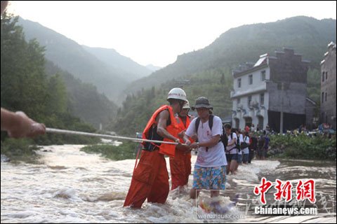 三峡下牢溪突发山洪围困百余人 已全部安全转移