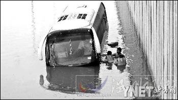 北京昨降暴雨 大客车遭水淹八名乘客被困