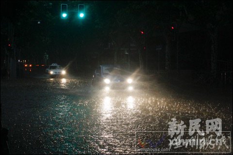 黑云压城 申城31日下午遭遇强降雨