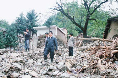 陕西周至山区遭百年一遇暴雨 共4671人受灾