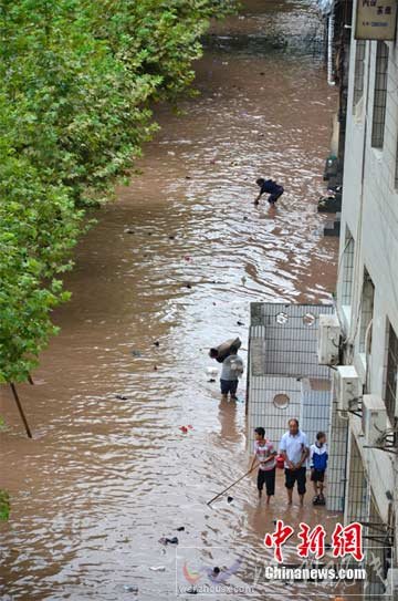 四川达州遭暴雨袭击 洪水漫城(组图)