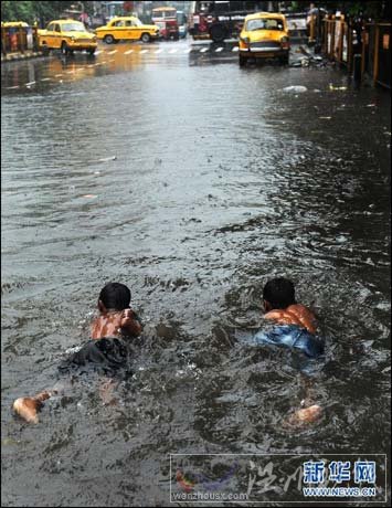 印度加尔各答降暴雨