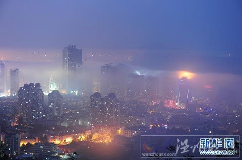 烟台夜间平流雾美景 城市雾海中飘移