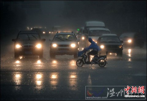 江苏全省出现雷雨 今明淮河以南仍有强降水