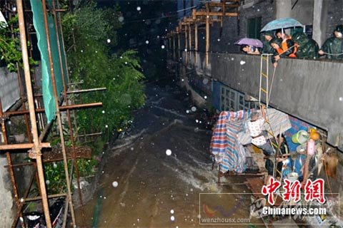 重庆巫溪暴雨致街流成河 已转移疏散上百人