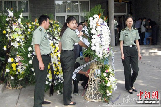 图为薛明老人家门前送花圈的人们络绎不绝。淮黎霞摄影报道