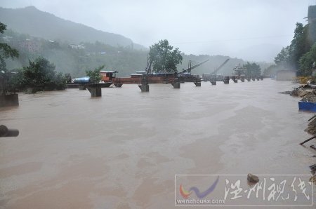 平昌县城雷坡石处两座加油站被完全淹没