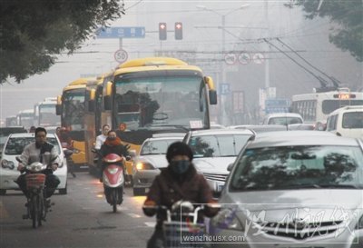 　　2011年11月17日7时20分，山东济南，山东师范大学附属小学的校车与小客车混行。陈宁 摄