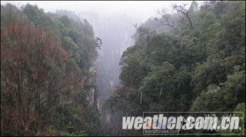 张家界景区迎来下半年首场降雪 天门山气温降至-7℃