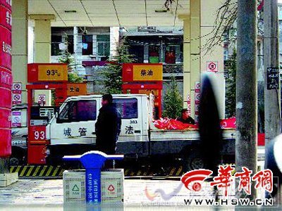 城管提前上街撕春联 市民：年没过完不合理(图)