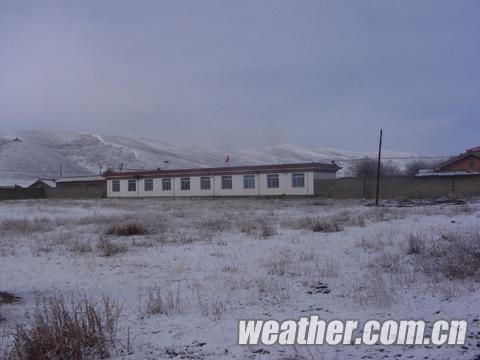 清明时节青海南部雨雪来扰 交通畜牧业受影响