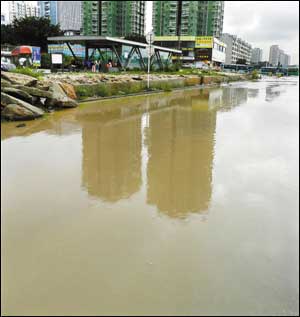 深圳21日暴雨 市区多处路段积水(图)