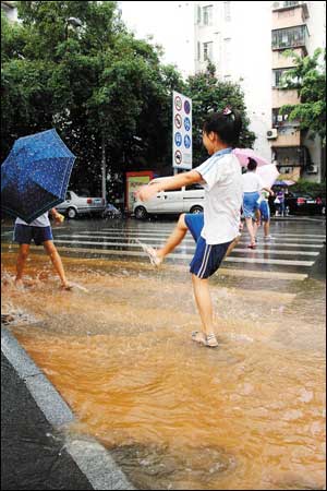 深圳21日暴雨 市区多处路段积水(图)