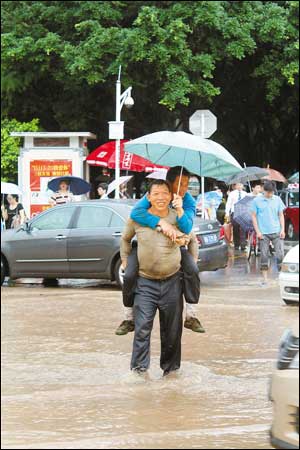 深圳21日暴雨 市区多处路段积水(图)