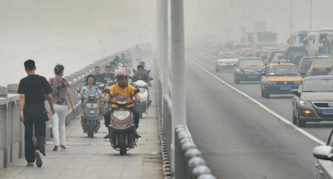 中国中南部多地出现严重雾霾天气