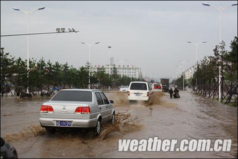 辽源28日出现短时强降雨 市区低洼路面积水（图）