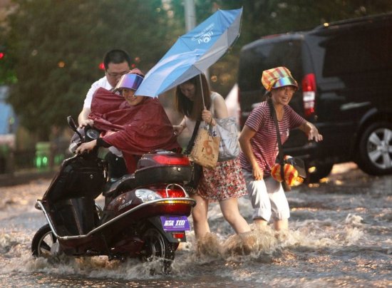 洛阳街头美女暴雨中湿身