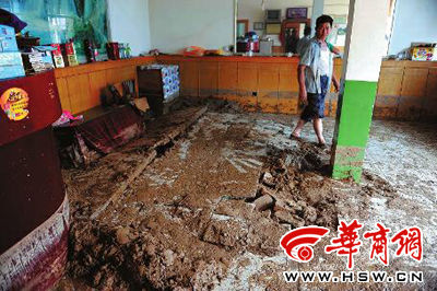 佳县王家砭镇上的一家饭店的下水管道被冲毁，大量泥沙涌进饭店本版图片由本报记者赵彬 摄