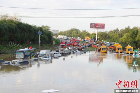 北京房山区成暴雨重灾区 京港澳高速仍无法通行