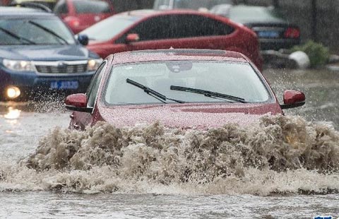 重庆遭受暴雨袭击 多条公路陷入半瘫痪状态（组图）