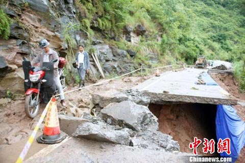 重庆省道103云阳段发生滑坡 道路双向封闭