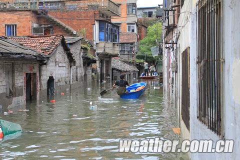 江西南昌遭暴雨 部分路段积涝严重