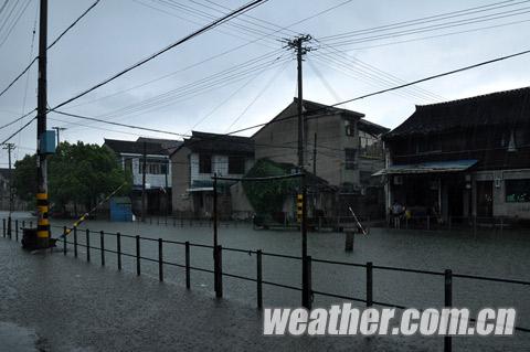 宁波昨日午后雷阵雨 姜山小镇成水城