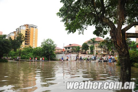 大暴雨席卷广西北海 市民积水路段拉网抓鱼