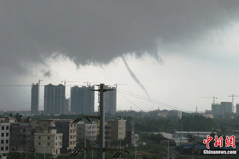 广西暴雨南宁内涝 北海出现短暂龙吸水