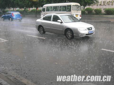 重庆遭遇短时强降雨 多个航班受影响