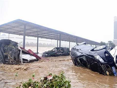 湖北十堰遭特大暴雨已致13人死亡