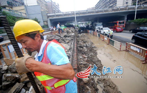 南昌解放路立交桥挡阻墙坍塌 预计20天后能修复